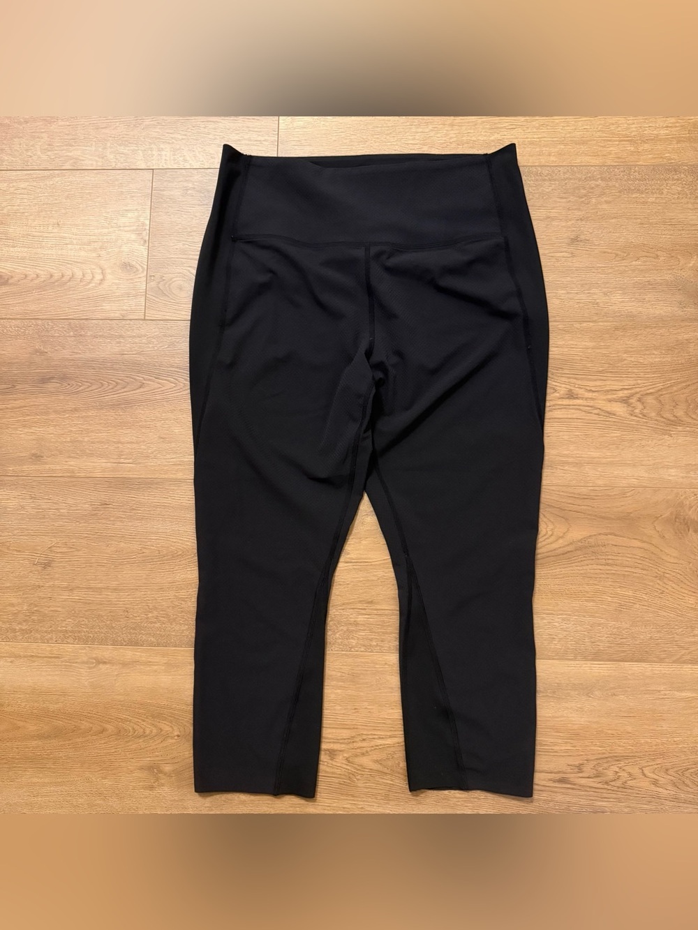 NWOT Athleta Women's Ultimate Dobby Mesh Capri Pants, Black, Size Medium